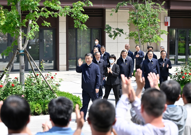 2023年5月10日，習近平在河北省雄安新區(qū)容東片區(qū)南文營社區(qū)考察。
