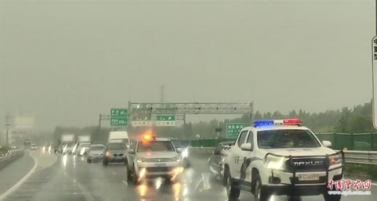 8月2日，京港澳高速，高速交警涿州大隊(duì)警車帶道引導(dǎo)救援物資車隊(duì)進(jìn)入涿州災(zāi)區(qū)。