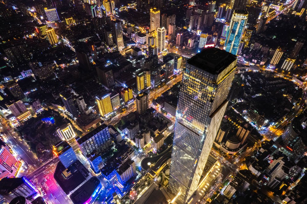這是6月7日夜間拍攝的長(zhǎng)沙城區(qū)景色（無人機(jī)照片）。新華社記者 陳思汗 攝