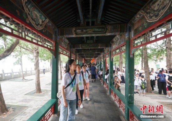 圖為學員們游覽長廊。<a target='_blank' href='/'><p align=