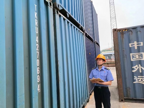 鐵路貨運(yùn)員在檢查集裝箱箱體情況、記錄箱號(hào)。中國鐵路廣州局集團(tuán)有限公司供圖