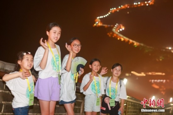 8月9日晚，2023海外華裔青少年夏季研學營的學員們夜游八達嶺長城。圖為學員們在長城上拍照。<a target='_blank' href='/'><p align=