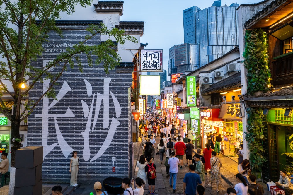 游客在長(zhǎng)沙市天心區(qū)太平老街打卡、游玩（無人機(jī)照片，6月7日攝）。新華社記者 陳思汗 攝