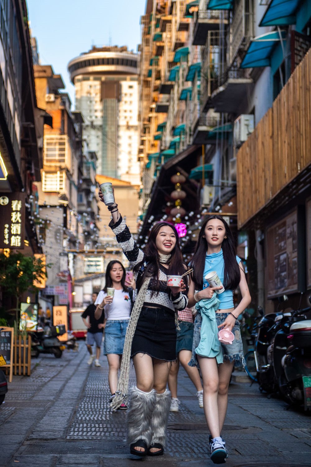 游客在長(zhǎng)沙市天心區(qū)太平老街游玩（6月7日攝）。新華社記者 陳思汗 攝