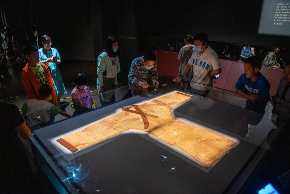在湖南博物院，游客在參觀馬王堆漢墓出土文物“素紗單衣”（6月7日攝）。新華社記者 陳思汗 攝