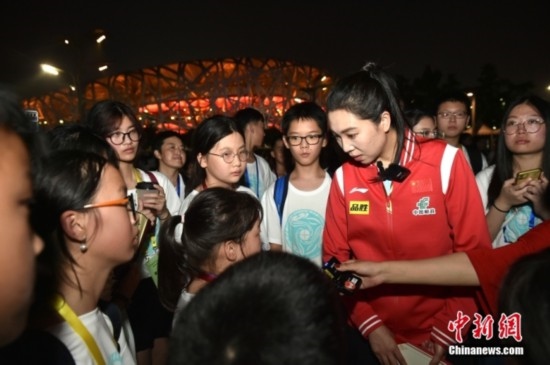 圖為小學員向李曉霞分享自己運動經(jīng)歷。<a target='_blank' href='/' ><p align=
