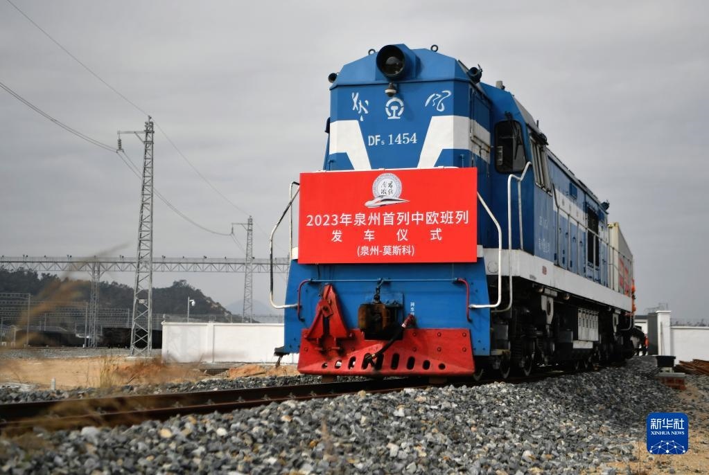 2月3日，中歐班列駛出興泉鐵路黃塘站。當(dāng)日，滿載著55個集裝箱的中歐班列，從位于福建泉州惠安縣的興泉鐵路黃塘站駛出。這是泉州今年開出的首趟中歐班列，也是興泉鐵路開通后的首趟泉州中歐班列。據(jù)了解，此次班列裝載產(chǎn)品主要來自泉州進出口企業(yè)，貨重601.4噸，貨值約262.5萬美元。新華社記者 魏培全 攝