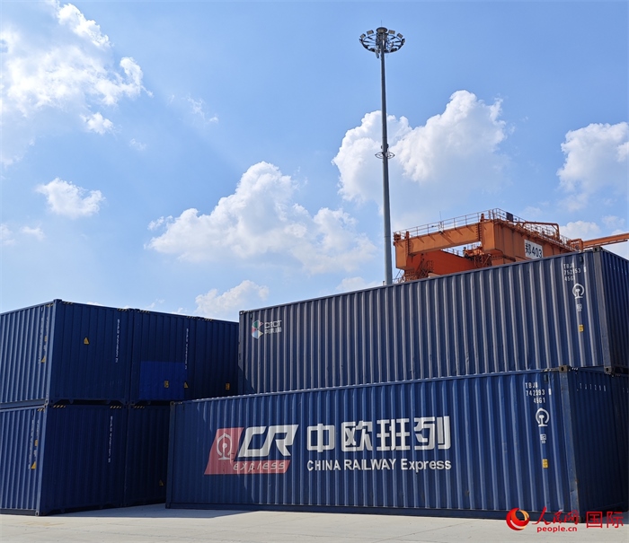 8月3日，中歐班列（中豫號(hào)）集裝箱在鄭州車站海關(guān)等候查驗(yàn)。人民網(wǎng) 崔譯戈攝