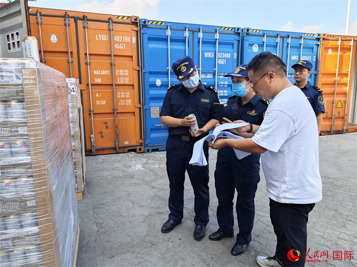 8月3日，鄭州車站海關(guān)工作人員在查驗(yàn)報(bào)關(guān)貨物。人民網(wǎng) 崔譯戈攝