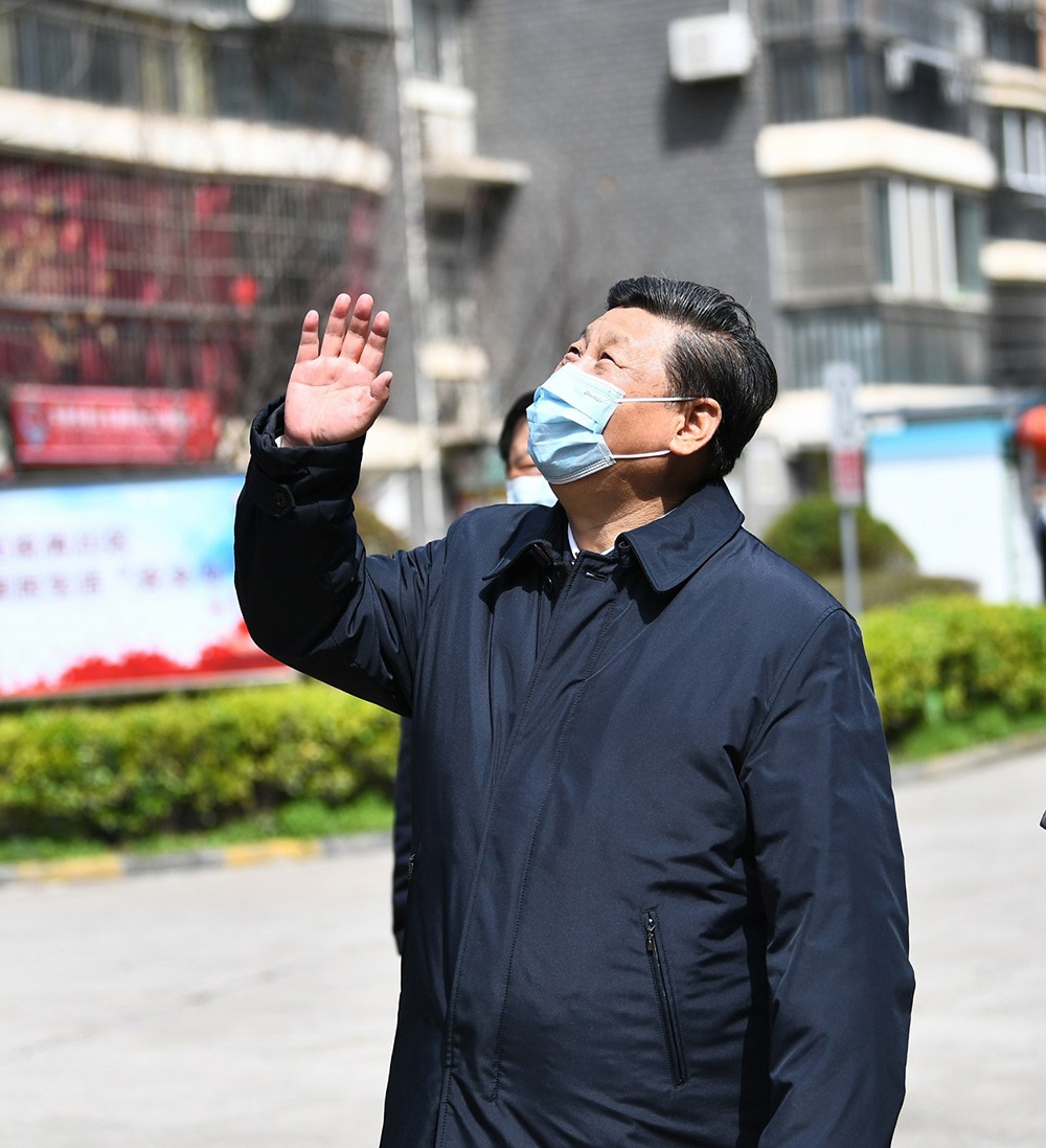 2020年3月10日，習近平總書記在湖北省武漢市東湖新城社區(qū)考察時，向在家隔離居住的居民揮手致意、表示慰問。