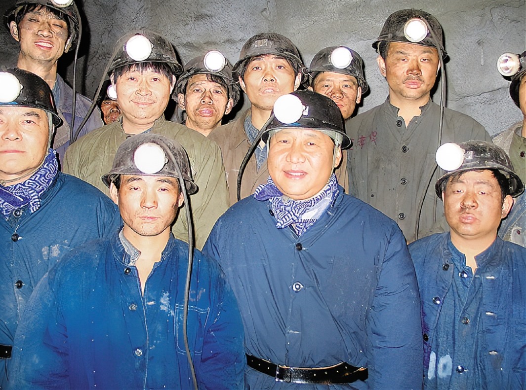2005年1月26日，習近平在浙江省湖州市長興縣長廣煤礦井下慰問煤礦工人。