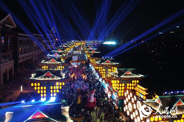 廣西南寧市良慶區(qū)的“南寧之夜”街區(qū)燈火璀璨。人民網(wǎng) 王勇攝