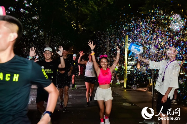 運動愛好者參加上海外灘楓徑NIKE熒光跑。圖片由BFC外灘金融中心提供