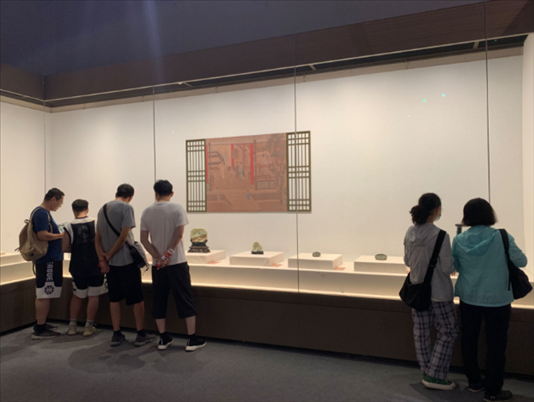 游客在中國(guó)園林博物館參觀。人民網(wǎng)記者劉穎穎 攝