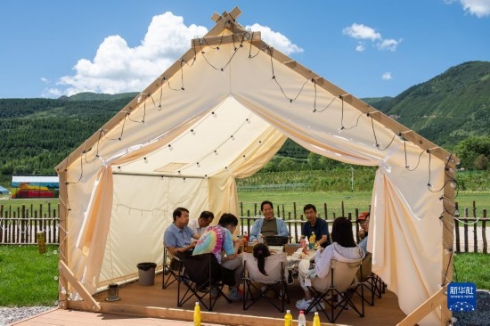 8月12日，游客在寧夏固原市涇源縣大灣鄉(xiāng)楊嶺村品嘗當(dāng)?shù)孛朗?。新華社記者 李旭倫 攝