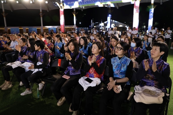 第三屆中國女子圍棋名人戰(zhàn)本賽32棋手悉數(shù)亮相開幕式。人民網(wǎng)記者 李乃妍攝