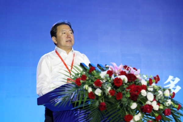 鄂爾多斯市委常委、伊金霍洛旗委書記華瑞鋒致辭。人民網(wǎng)記者 李乃妍攝