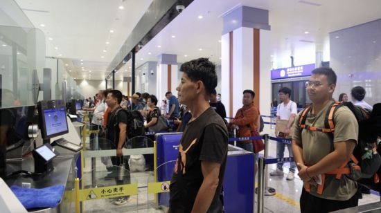 6月13日，乘坐中老鐵路國際旅客列車的旅客在磨憨邊檢大廳排隊候檢。李揚 攝