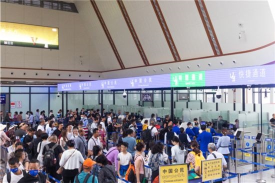 7月22日，乘坐中老鐵路國際旅客列車的旅客在磨憨邊檢大廳排隊候檢。衛(wèi)海林 攝