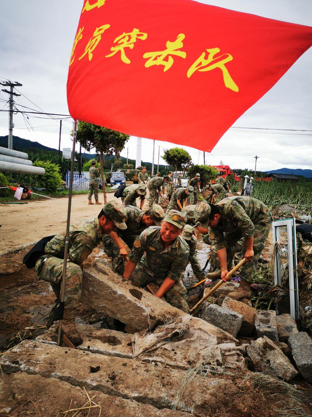 8月7日，陸軍第78集團軍某旅組織黨員突擊隊在吉林舒蘭市七里鄉(xiāng)清理路障。新華社發(fā)（劉洋 攝）