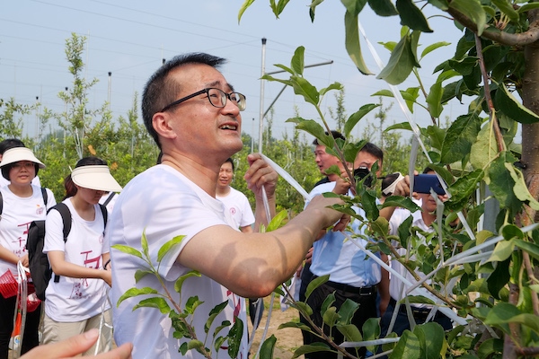 上財(cái)校長(zhǎng)劉元春帶領(lǐng)河北保定“千村調(diào)查”分隊(duì)開展勞動(dòng)實(shí)踐。校方供圖