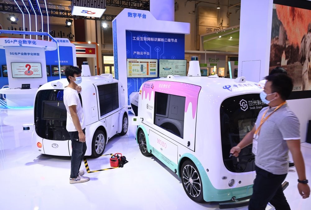 中國(guó)制造的智能汽車模型在2021金磚國(guó)家新工業(yè)革命展現(xiàn)場(chǎng)展出（2021年9月9日攝）。新華社記者 林善傳 攝
