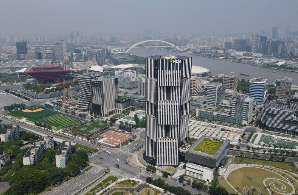 位于上海浦東新區(qū)世博園區(qū)的金磚國(guó)家新開發(fā)銀行總部大樓（2022年6月17日攝，無(wú)人機(jī)照片）。新華社記者 方喆 攝