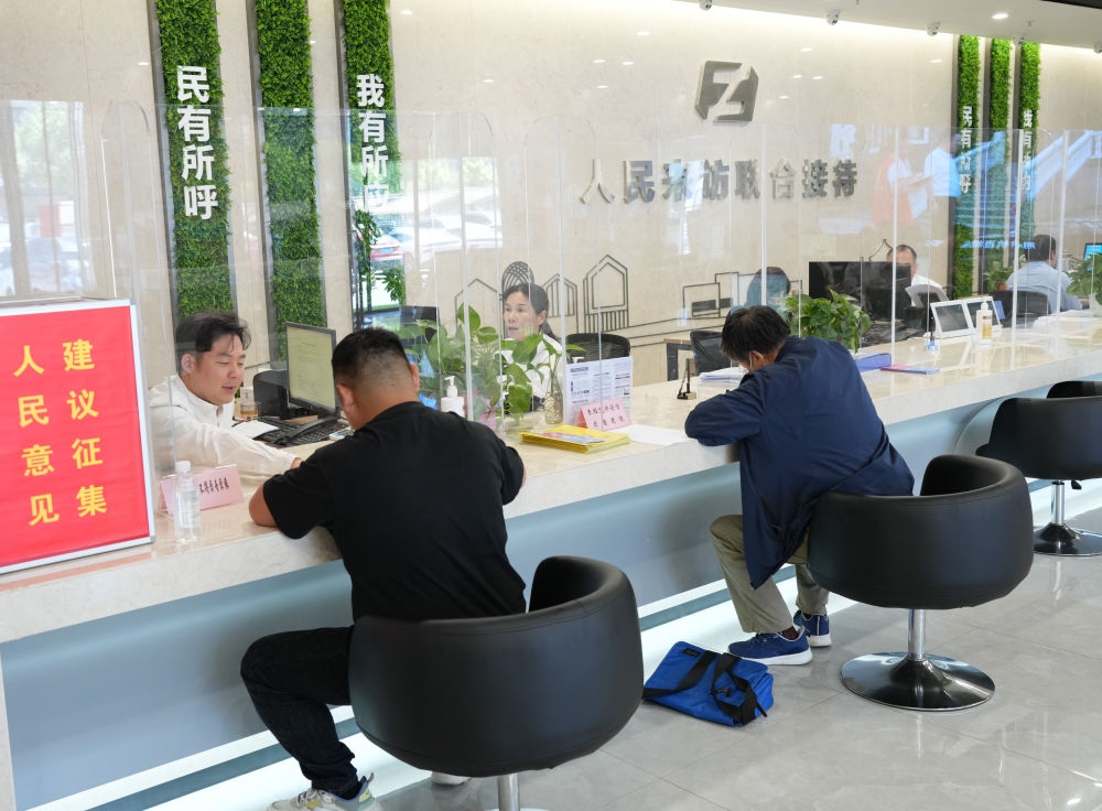 在杭州市余杭區(qū)社會(huì)治理中心，工作人員在接待前來(lái)上訪的群眾（5月25日攝）。新華社記者 翁忻旸 攝