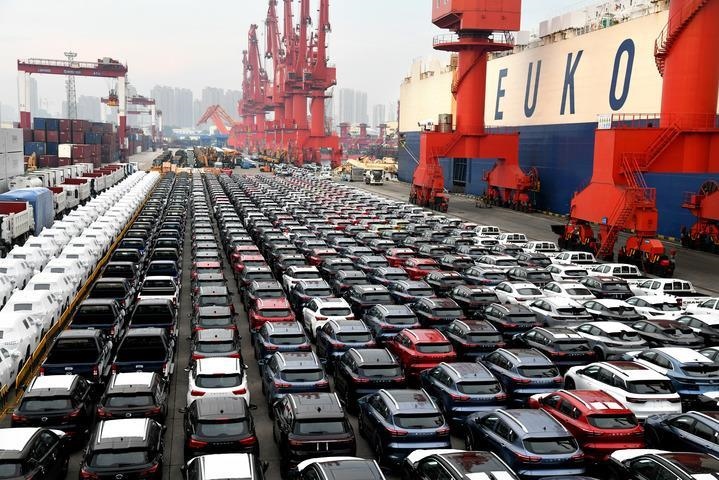 商品車在山東港口青島港大港公司八號(hào)碼頭等候裝船（2022年8月7日）。大型滾裝貨輪“晨聲輪”靠泊山東港口青島港大港公司八號(hào)碼頭，將各類逾1900輛商品車運(yùn)往非洲。新華社記者 李紫恒 攝