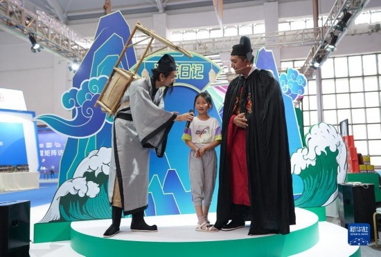 8月16日，一名小朋友在第七屆中國(guó)—南亞博覽會(huì)文化旅游館參加問(wèn)答活動(dòng)。