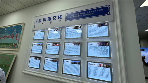 社區(qū)服務中心內(nèi)民族風俗文化墻。人民網(wǎng)記者 金洪花攝