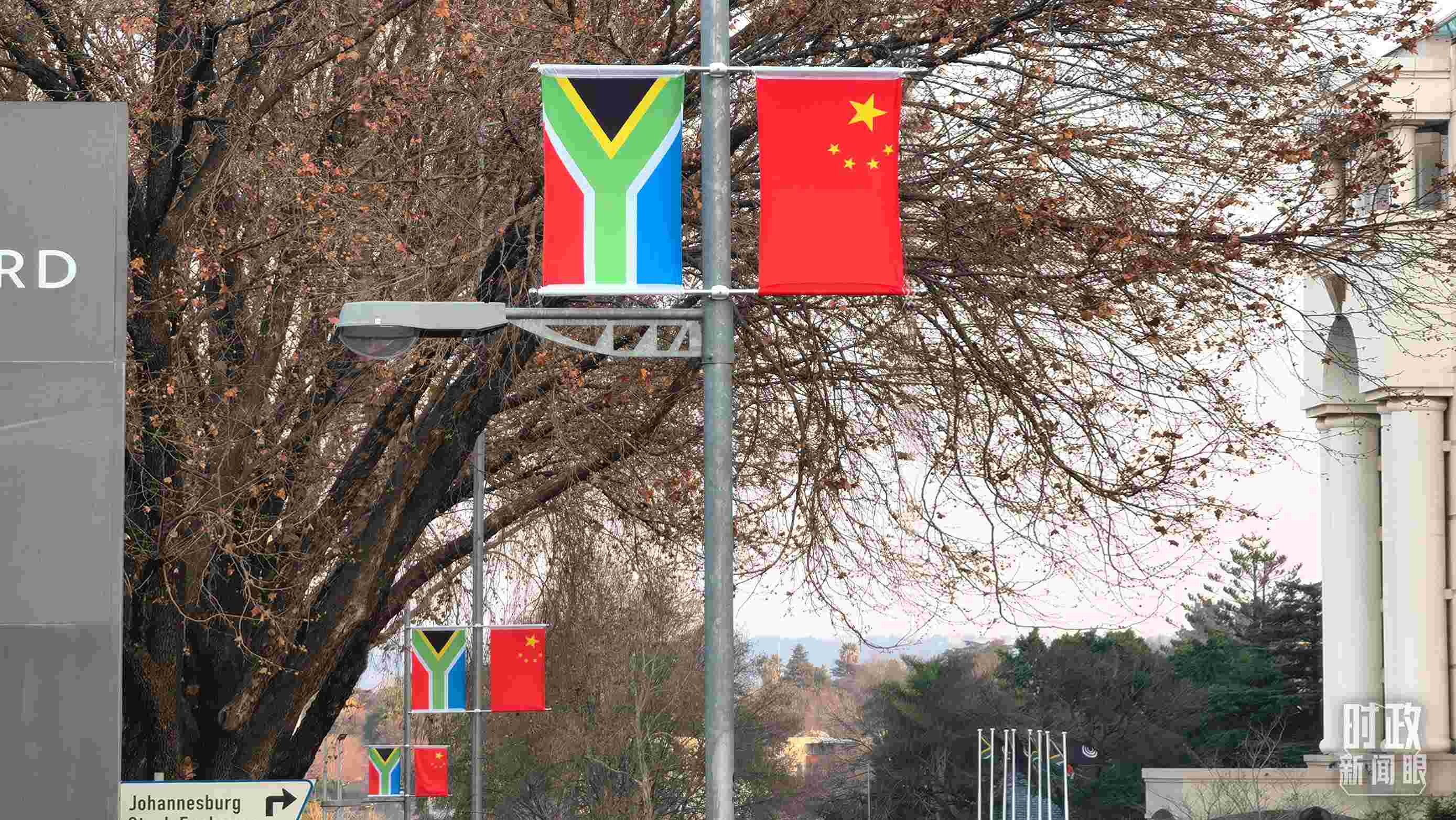 △約翰內(nèi)斯堡，街頭懸掛著中南兩國(guó)國(guó)旗。（總臺(tái)央視記者韓銳拍攝）