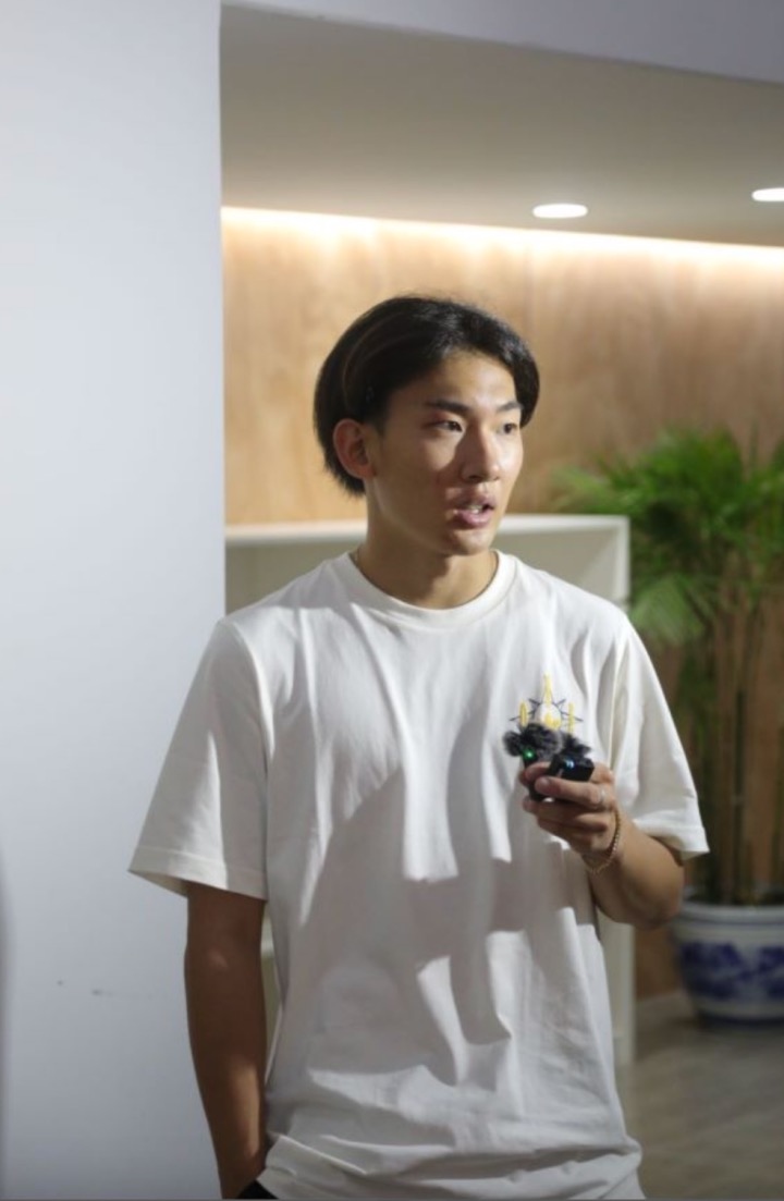 蘇翊鳴接受媒體采訪。