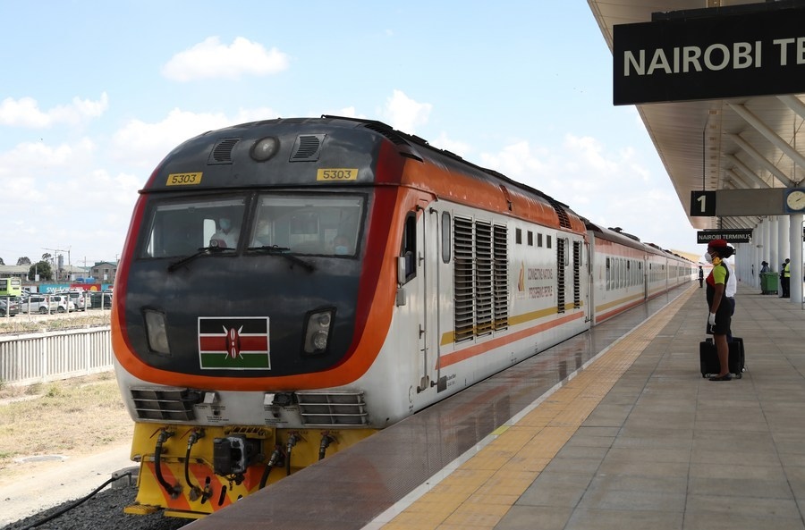 2021年11月17日，由蒙巴薩始發(fā)的蒙內(nèi)鐵路客運列車駛?cè)肟夏醽唭?nèi)羅畢站。蒙內(nèi)鐵路連接?xùn)|非第一大港口蒙巴薩和肯首都內(nèi)羅畢，于2017年5月31日開通。新華社記者董江輝攝