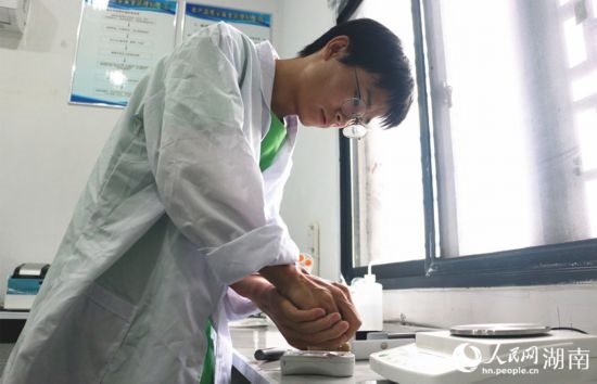 吳健筆在獼猴桃科技小院實(shí)驗(yàn)室測量水果糖分。 人民網(wǎng)記者 劉賓攝