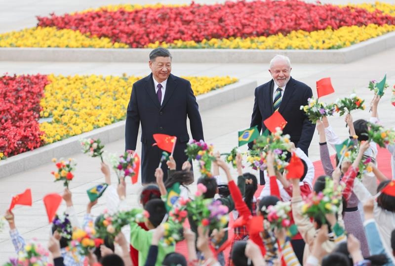 2023年4月14日，習(xí)近平主席在北京人民大會(huì)堂東門外廣場(chǎng)為來華進(jìn)行國(guó)事訪問的巴西總統(tǒng)盧拉舉行歡迎儀式。