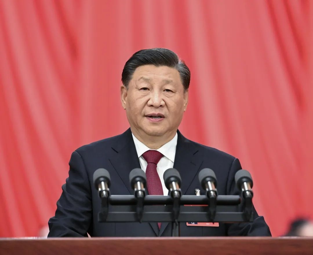 2022年10月16日，中國(guó)共產(chǎn)黨第二十次全國(guó)代表大會(huì)在北京人民大會(huì)堂開幕。習(xí)近平代表第十九屆中央委員會(huì)向大會(huì)作報(bào)告。圖/新華社記者 饒愛民 攝