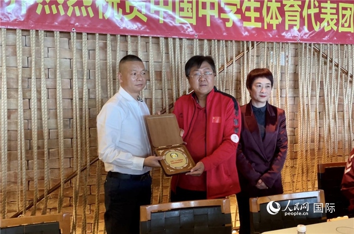 巴西中國和平統(tǒng)一促進(jìn)會會長王俊曉向中國中學(xué)生體育代表團(tuán)團(tuán)長劉立新贈送紀(jì)念品。人民網(wǎng)記者 宋亦然攝