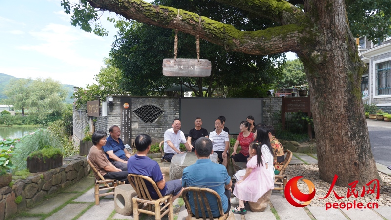 余杭區(qū)徑山鎮(zhèn)小古城村村民在“樟樹下議事”。人民網(wǎng)肖聰聰攝