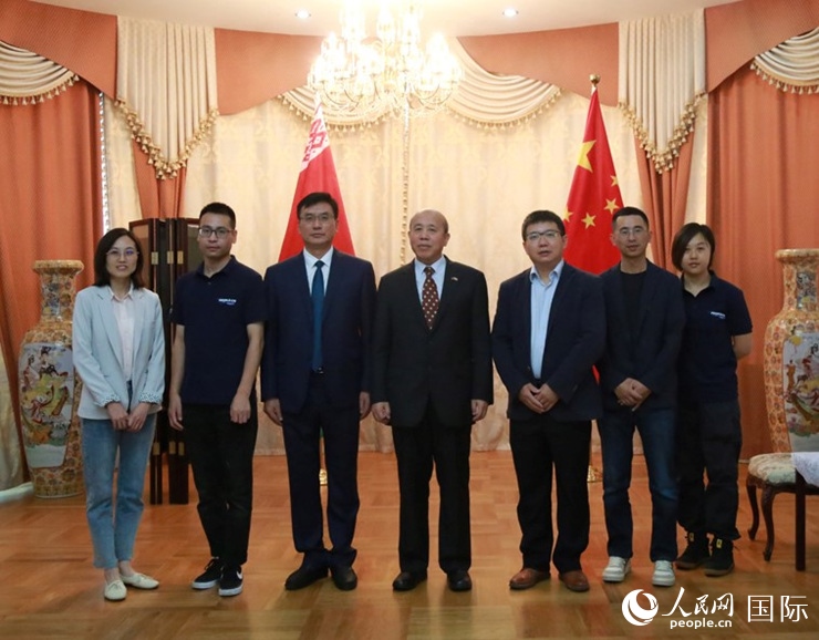 謝小用大使與人民網(wǎng)記者合影。
