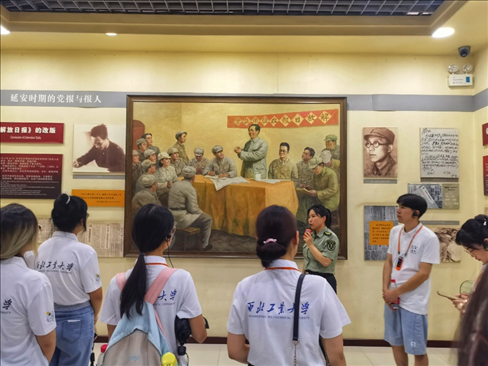 中外學生在延安參觀博物館。學校供圖