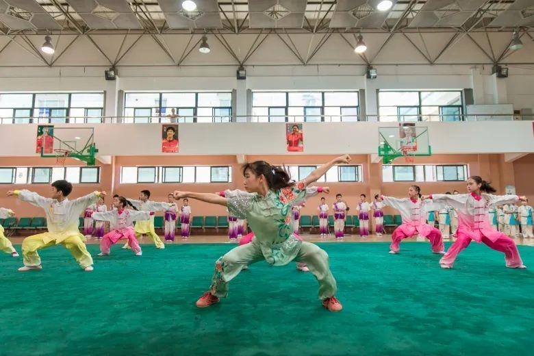 △今年暑假期間，浙江溫州舉行青少年學生陽光體育運動會。