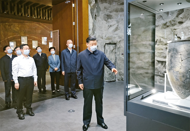 2023年6月2日，中共中央總書記、國(guó)家主席、中央軍委主席習(xí)近平在北京出席文化傳承發(fā)展座談會(huì)并發(fā)表重要講話。這是座談會(huì)前，習(xí)近平2日下午在中國(guó)歷史研究院考察。 新華社記者 鞠鵬/攝