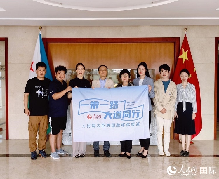 胡斌大使（左四）、使館工作人員與人民網(wǎng)記者合影。