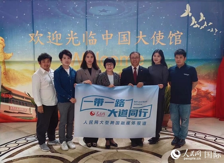 崔建春大使（右三）與人民網(wǎng)記者合影。