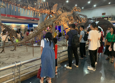 游客參觀國(guó)家自然博物館。人民網(wǎng)記者 劉穎穎攝