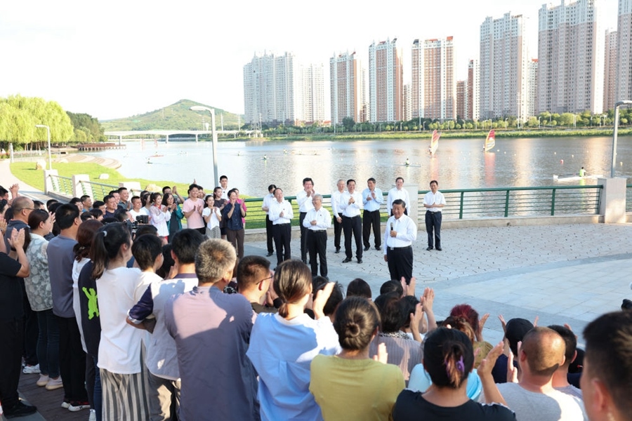 2022年8月16日，習(xí)近平在遼寧錦州東湖森林公園察看小凌河沿岸生態(tài)環(huán)境時(shí)，同正在休閑、進(jìn)行文化活動(dòng)的群眾親切交流。