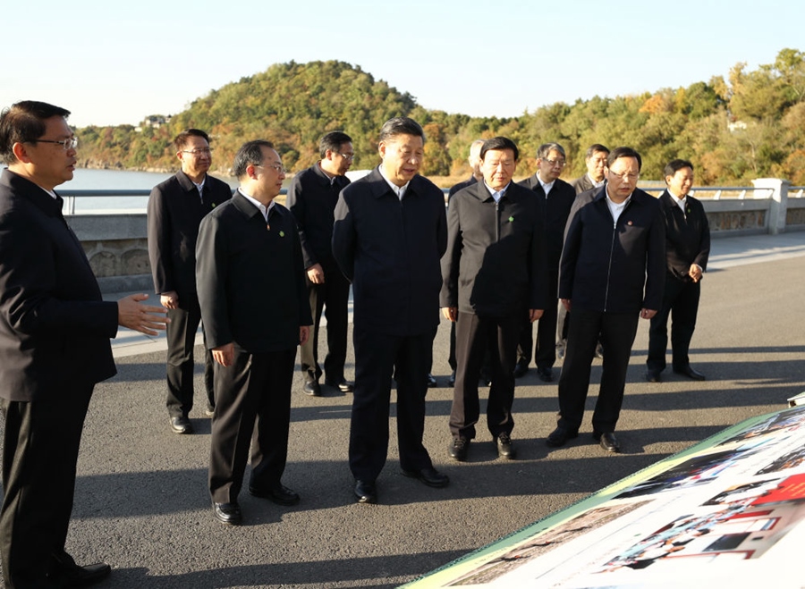 2020年11月12日，習(xí)近平在江蘇南通五山地區(qū)濱江片區(qū)，沿江邊步行察看濱江生態(tài)環(huán)境。