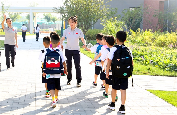 8月30日，雄安史家胡同小學學生體驗學校生活。老師帶學生進教室。