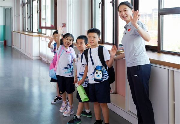 8月30日，雄安史家胡同小學學生體驗學校生活。老師帶學生進教室。